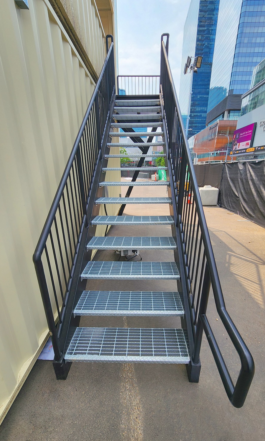 40&rsquo;HC VIP Area with Patio for the Oilers - Container Services Pty Ltd